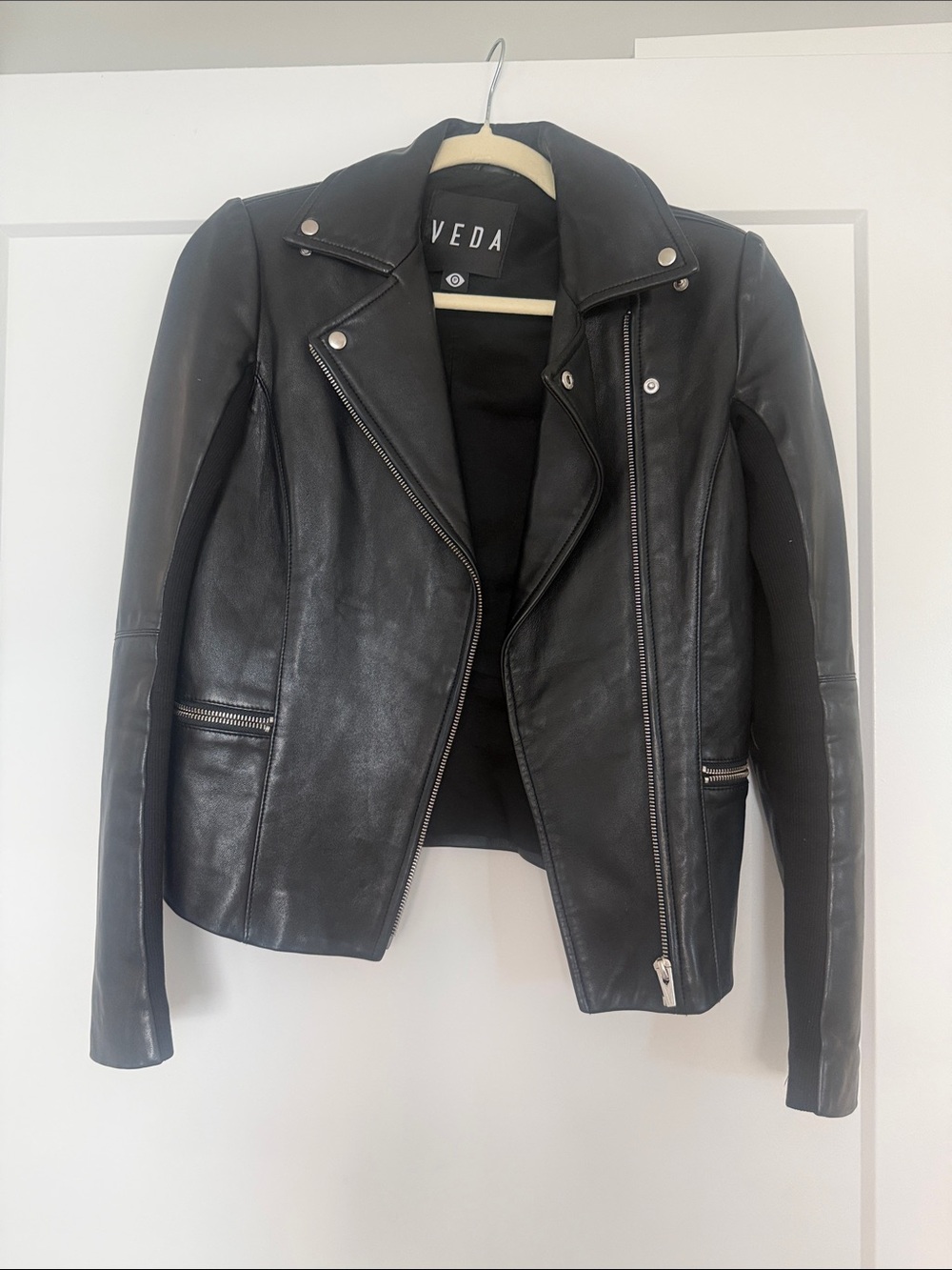 VEDA WOMENS BLACK LEATHER MOTO JACKET - flattering!